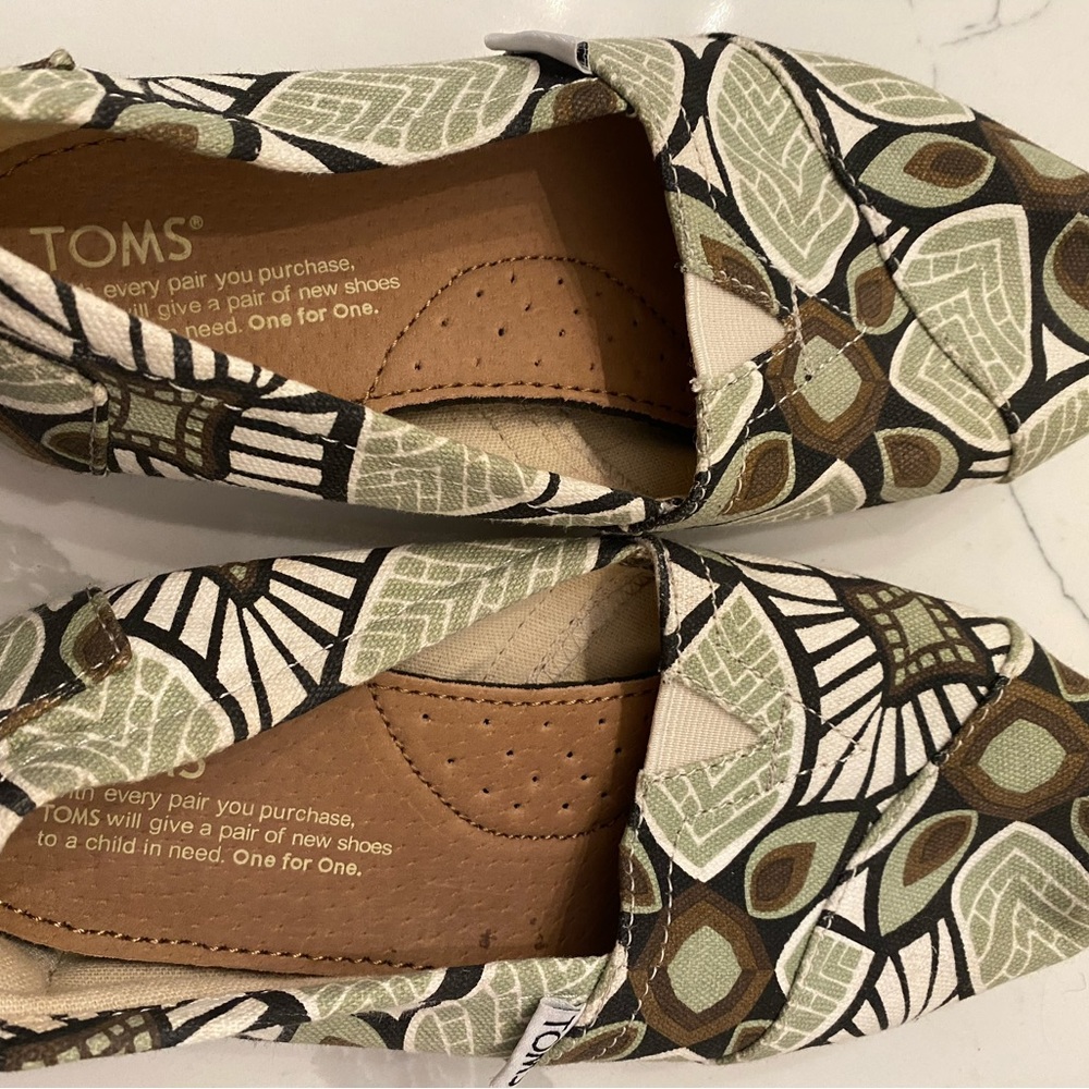 Toms size 6